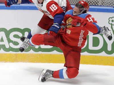 Ruský hráč Alexej Marčenko(vpravo) v súboji s Čechom Ondřejom Palátom