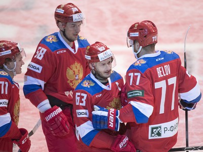 Jevgenij Dadonov, Kirill Kaprizov, Arťjom Anisimov a Anton Belov oslavujú gól Ruska