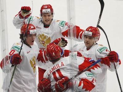 Rus Jegor Zamula (uprostred chrbtom) sa teší so spoluhráčmi po strelení gólu
