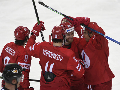 Ruskí hokejisti oslavujú gól