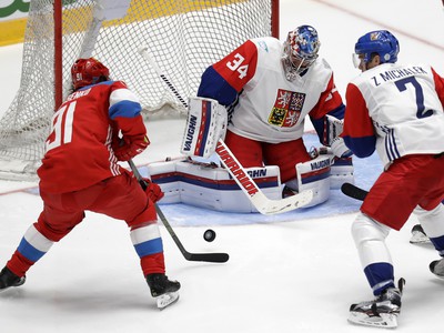 Ruský hráč Vladimir Tarasenko (vľavo) atakuje českého brankára Petra Mrázeka