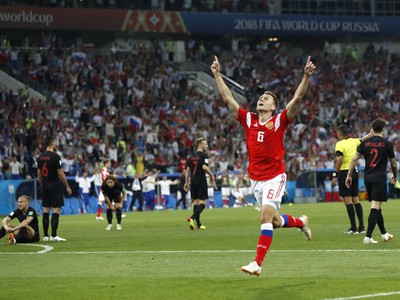 Ruský futbalista Denis Čeryšev sa teší z úvodného gólu