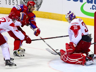 Brankár Dánska Frederik Andersen, hráč Ruska Sergei Zinoviev a hráč Dánska Julian Jakobsen