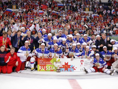 Ruskí hráči s trofejou