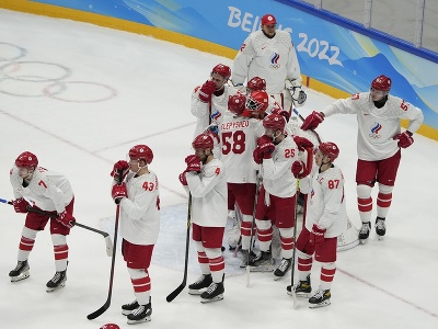 Sklamaní hokejisti Ruského olympijského výboru (ROC) po finálovej prehre s Fínskom