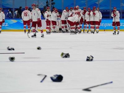 Sklamaní hokejisti Ruského olympijského výboru (ROC) po finálovej prehre s Fínskom
