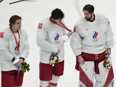 Brankár Ivan Fedotov a sklamaní hokejisti Ruska so striebornými medailami po finálovej prehre s Fínskom