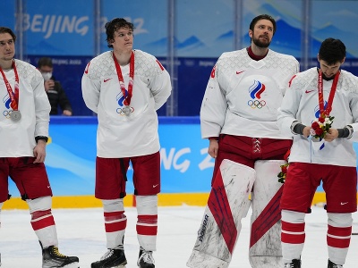 Brankár Ivan Fedotov a sklamaní hokejisti Ruska so striebornými medailami po finálovej prehre s Fínskom