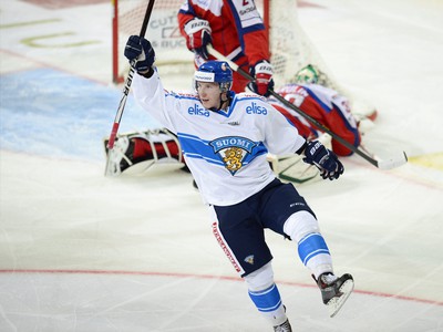 Juuso Hietanen oslavuje gól do siete Ruska