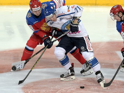 Fín Kristian Kuusela bojuje proti dvojici Rusov Vitali Menshikovi (vľavo) a Vladislavovi Kartayevovi