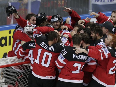 Kanadskí hokejisti sa radujú z triumfu na MS v Prahe a Ostrave
