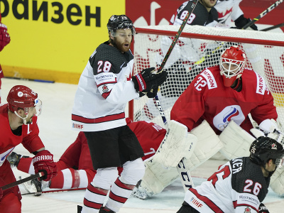 Na snímke vpravo v pozadí ruský brankár Sergej Bobrovský, naľavo pred ním kanadský hráč Connor Brown v zápase štvrťfinále Rusko - Kanada