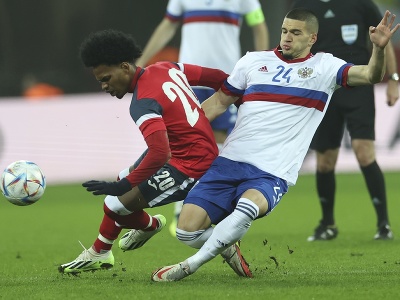 Ruský hráč Alexander Černikov (vpravo) bojuje o loptu s Kubáncom Cristianom Valienteom
