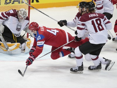 Sergei Kalinin skóruje cez dvoch obrancov Lotyšska