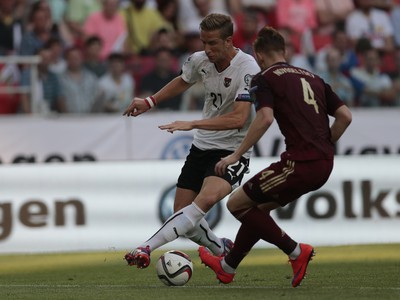 Marc Janko (vľavo) v súboji o loptu v zápase Rusko - Rakúsko