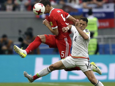 Viktor Vasin a Javier Hernandez v súboji o loptu