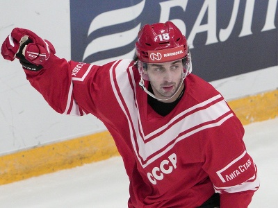 Ruský hokejista  Daniil Vovčenko sa teší z gólu
