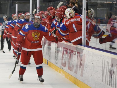 Ruskí hokejisti sa tešia z prvého gólu vo štvrťfinálovom zápase na majstrovstvách sveta v hokeji