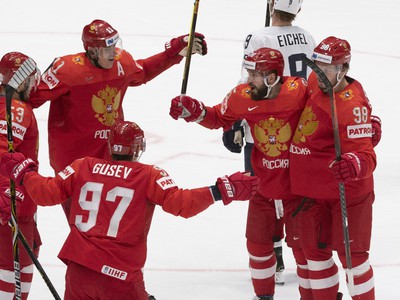 Na snímke radosť hráčov Ruska po strelení druhého gólu v zápase štvrťfinále Rusko - USA