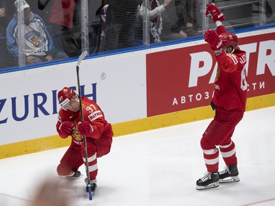 Na snímke vľavo radosť Nikitu Guseva (Rusko) po strelení úvodného gólu v zápase štvrťfinále Rusko - USA