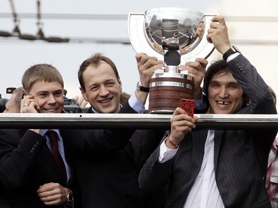 Ilya Nikulin a Alexander Ovečkin s trofejou