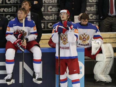 Sklamaní ruskí hokejisti po