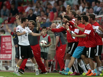 Rakúski hráči sa radujú z výhry 1:0 nad Ruskom