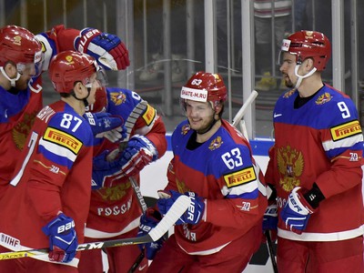 Hráči Ruska oslavujú gól do slovenskej siete