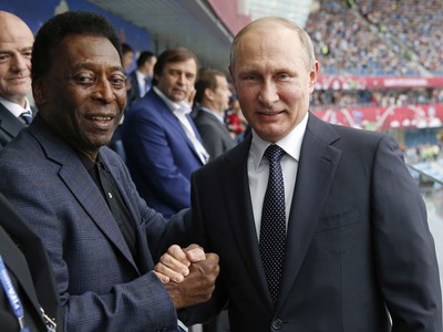 Ruský prezident Vladimir Putin (vpravo) a legendárny brazílsky futbalista Pelé pred zápasom