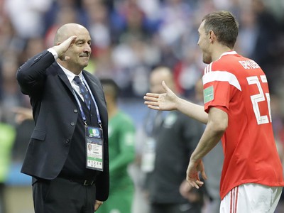 Tréner ruskej futbalovej reprezentácie Stanislav Čerčesov (vľavo) salutuje strelcovi gólu Arťomovi Dziubovi