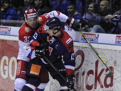 Zľava: Alber Yarullin z Ruska a Michal Hlinka zo Slovenska v hokejovom zápase Euro Hockey Challenge medzi reprezentáciami Slovenska a Ruska