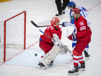Brankár Alexander Samonov (Rusko) inkasuje úvodný gól z hokejky Miloša Kelemena
