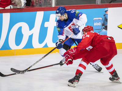 Daniel Gachulinec(vľavo) a ruský hokejista Arťom Švec - Rogovoj bojujú o puk
