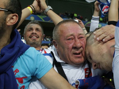 Juraj Kucka s otcom sa radujú z víťazstva po skončení zápasu Slovensko - Rusko 