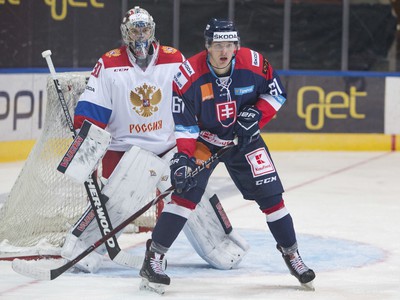 Na snímke slovenský hokejista Matej Paulovič a brankár Iľja Samsonov z tímu Rusko 