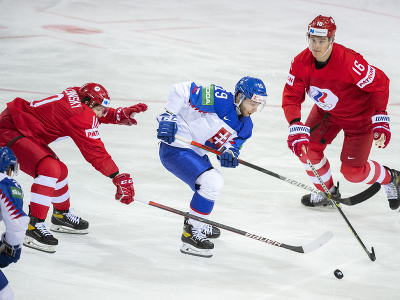 Matúš Sukeľ (druhý sprava) a ruský hokejista Nikita Zadorov bojujú o puk
