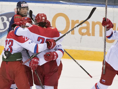 Na snímke radosť Rusov po strelení gólu počas stretnutia medzinárodného hokejového turnaja hráčov do 18 rokov - Memoriál Ivana Hlinku
