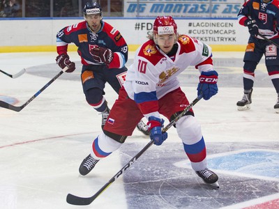 Viktor Tichonov z tímu Rusko olympionici a za ním slovenský hokejista Andrej Kudrna 