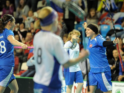 Zuzana Šponiarová (vpravo) a Romana Janegová (vľavo) oslavujú gól Slovenska
