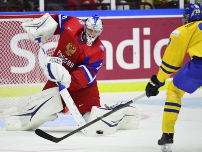 Brankár Rusov Andrej Vasiljevski po strele švédskeho Oskara Sundqvista. Mladí Švédi po výhre 2:1 postupujú do finále