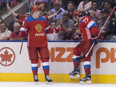Ivan Telegin (77) a Dmitri Kulikov oslavujú gól Ruska