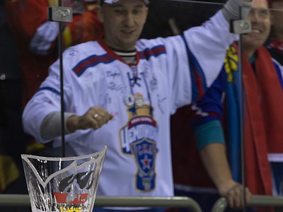 Ruský tréner Oleg Bratash s víťaznou trofejou
