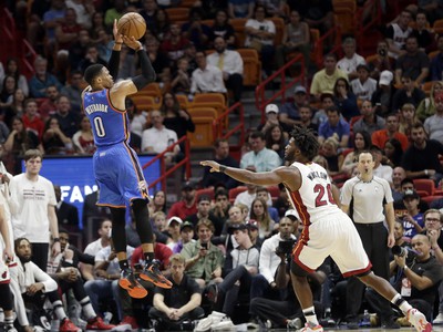 Russell Westbrook a brániaci Justise Winslow