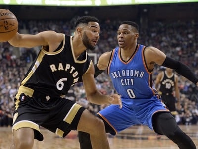 Hráč Oklahoma City Thunder Russell Westbrook (vpravo) bráni Coryho Josepha z Toronta Raptors