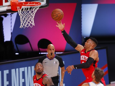 Basketbalista Houstonu Rockets Russell Westbrook strieľa na kôš