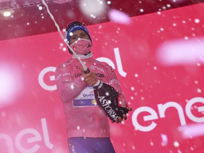 Na snímke portugalský cyklista Joao Almeida (Deceuninck-Quick-Step) oslavuje na pódiu ružový dres 