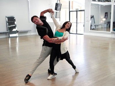 Ryan Lochte cvičí so svojou tanečnou partnerkou Cheryl Burkeovou