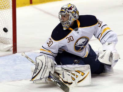Ryan Miller dostáva gól