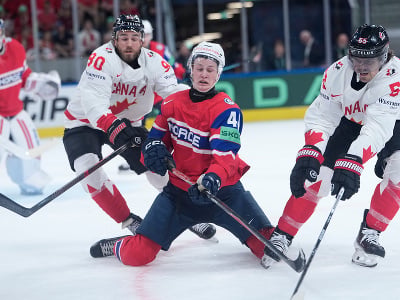  Hráč Nórska Johannes Johannesen (4), hráči Kanady Ryan O'Reilly (90) a Mark Scheifele (55) bojujú o puk