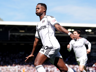 Hráč Fulhamu Ryan Sessegnon oslavuje po tom, ako strelil úvodný gól